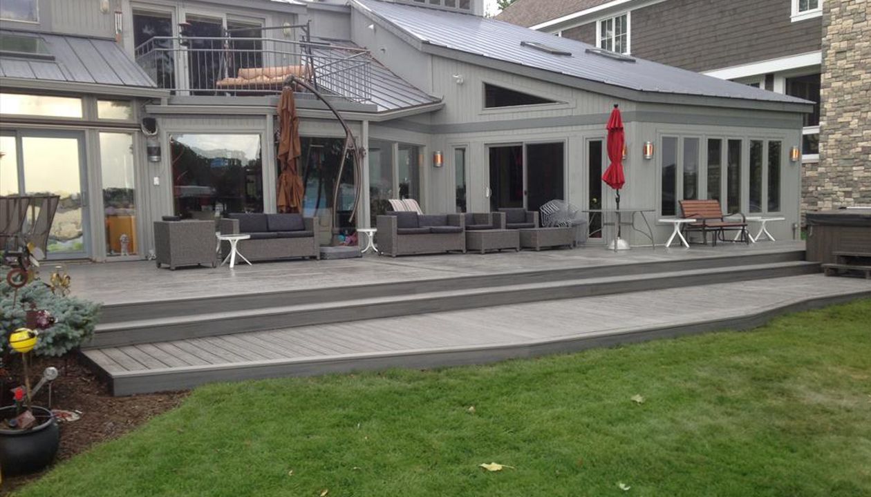 Deck on Union Lake in West Bloomfield, MI., constructed out of Trex Transcend Tropical decking in Island Mist.