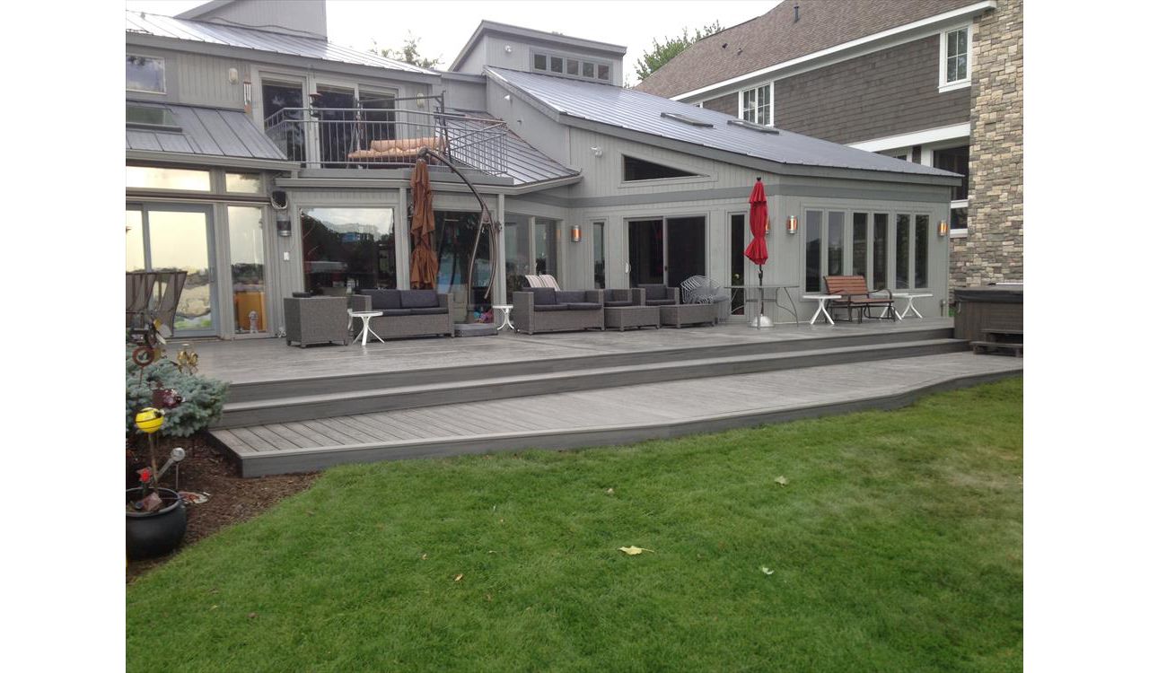 Deck on Union Lake in West Bloomfield, MI., constructed out of Trex Transcend Tropical decking in Island Mist.