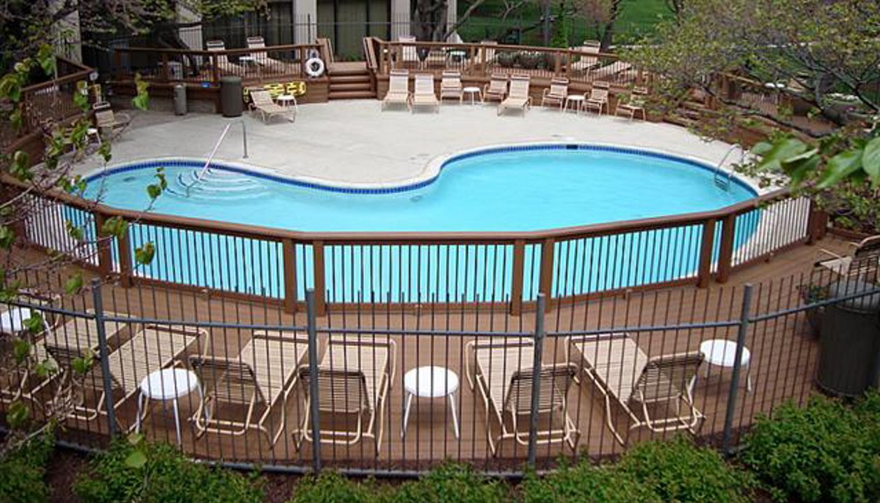 Trex pool Deck with aluminum balusters