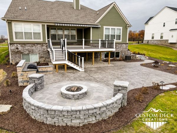 Trex Enhance Naturals Rocky Harbor decking and picture frame. Azek white PVC fascia. Trex Signature aluminum black railing with white Trex composite posts.