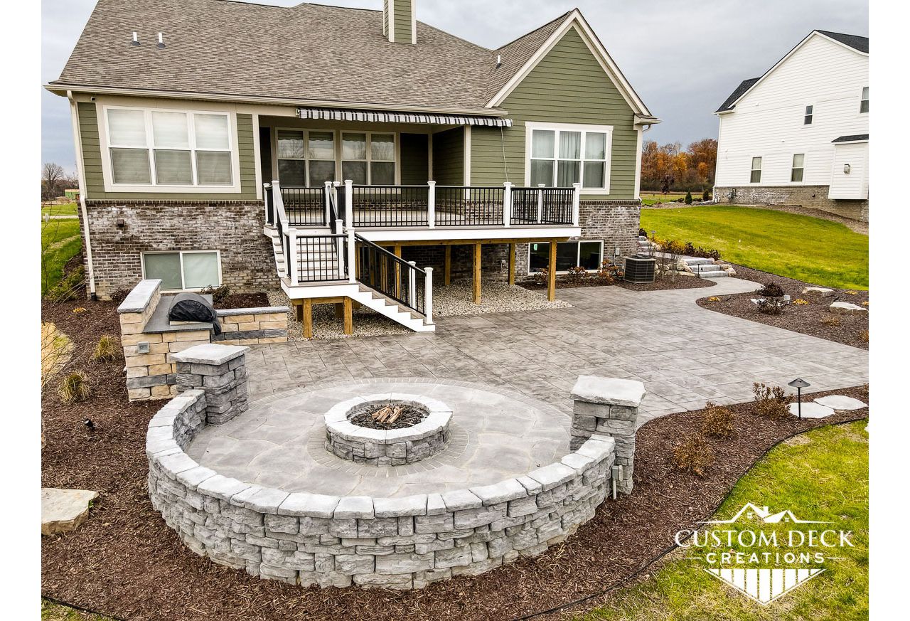 Trex Enhance Naturals Rocky Harbor decking and picture frame. Azek white PVC fascia. Trex Signature aluminum black railing with white Trex composite posts.