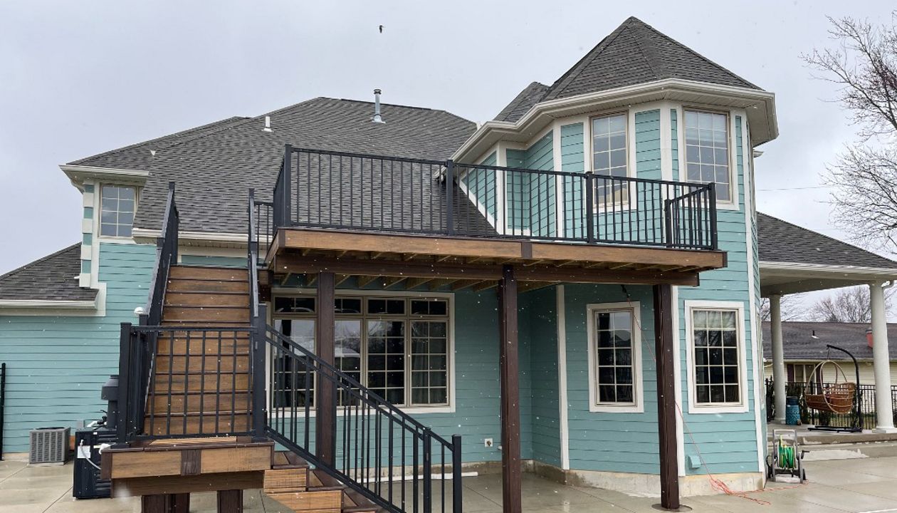 Havana Gold with a border in Vintage Lantern and Signature railing