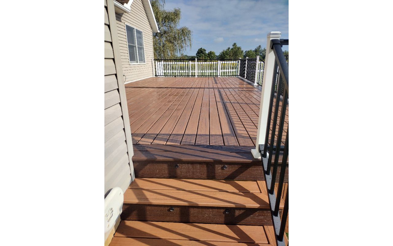 Trex Signature Black and White signature Traditional Railing