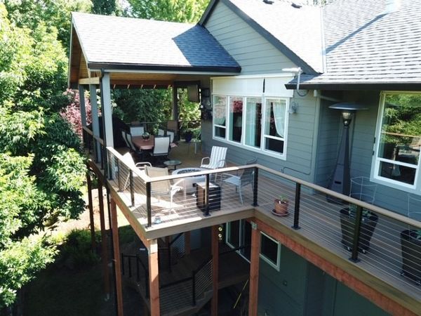 Trex Havana Gold with an outdoor living room in Oregon City, OR