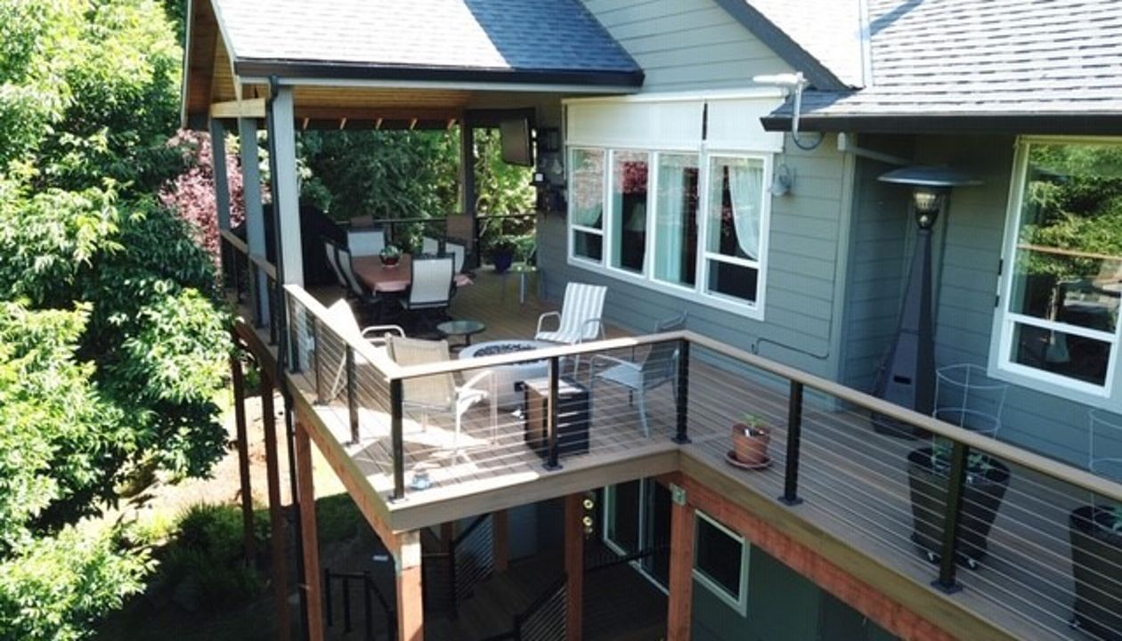 Trex Havana Gold with an outdoor living room in Oregon City, OR