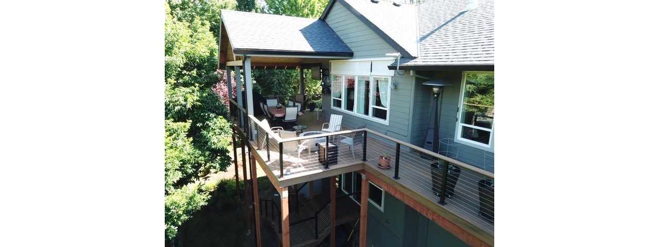 Trex Havana Gold with an outdoor living room in Oregon City, OR