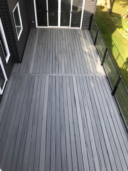 Trex/Transcend/Island Mist/Composite Decking with Trex/Signature/Glass Railing