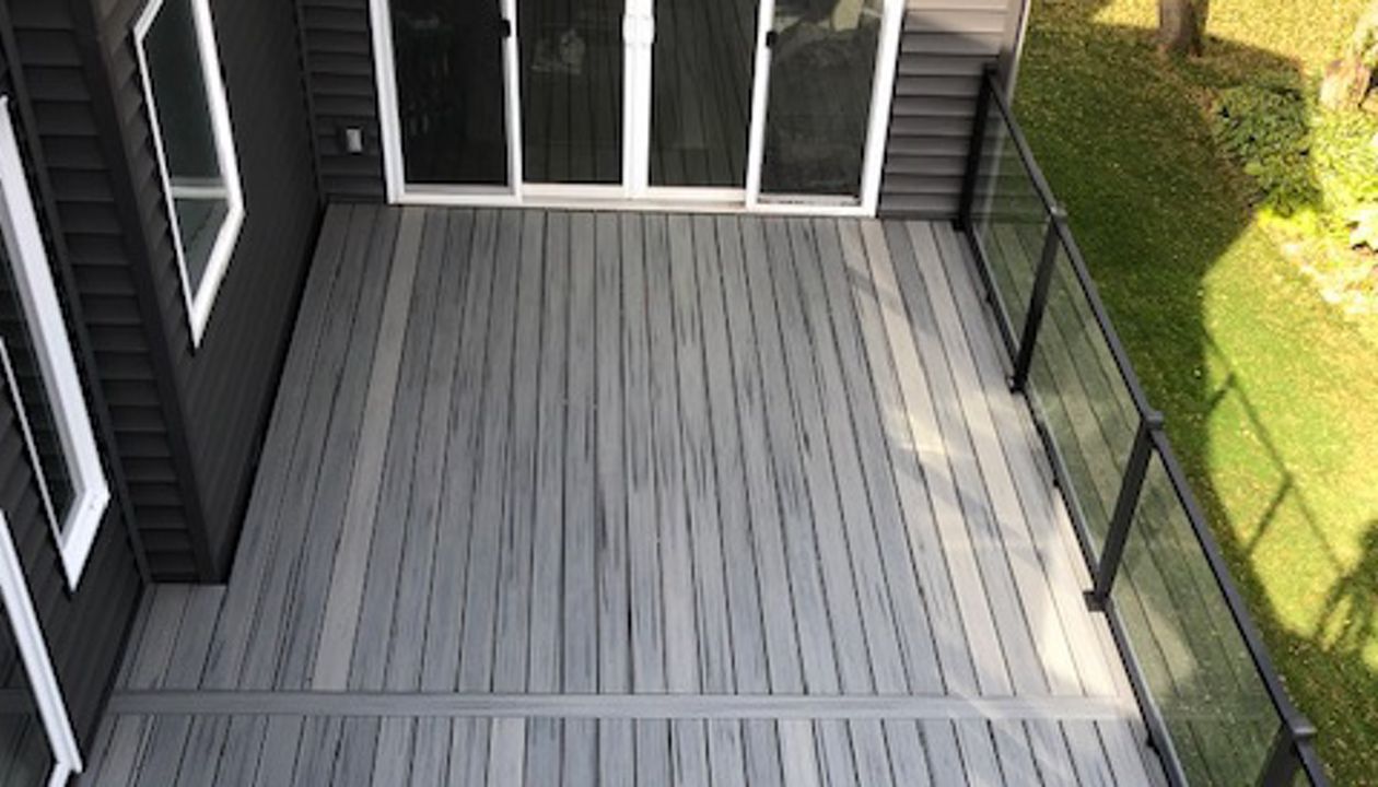Trex/Transcend/Island Mist/Composite Decking with Trex/Signature/Glass Railing