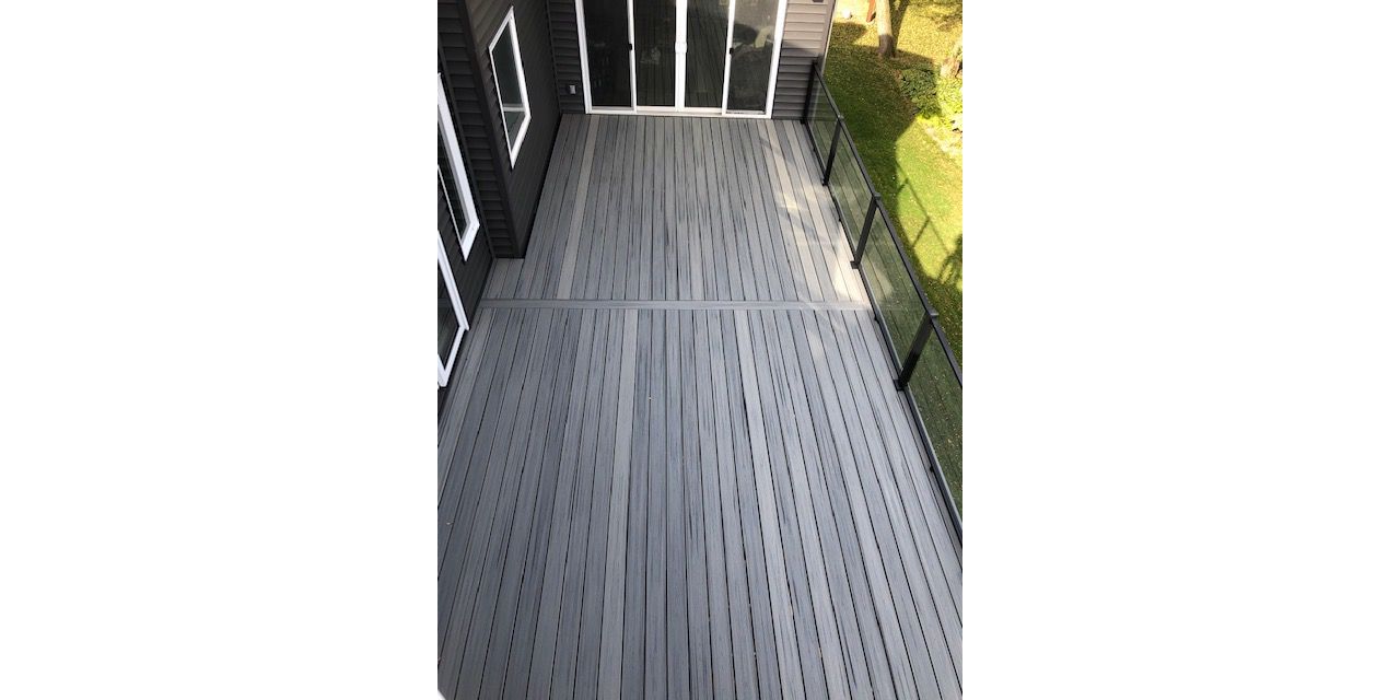 Trex/Transcend/Island Mist/Composite Decking with Trex/Signature/Glass Railing