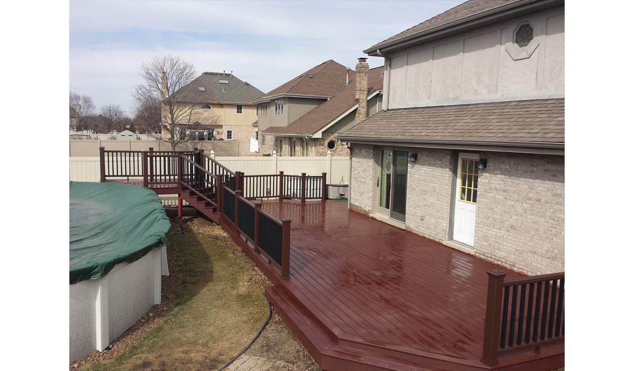 Trex Select decking in Madeira. Trex Transcend railing system in Vintage Lantern with Charcoal Black balusters.