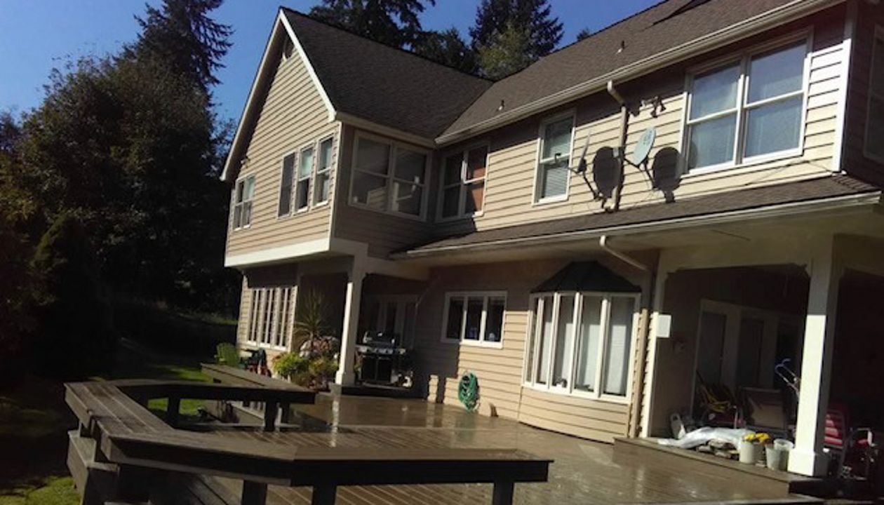 Trex Spiced Rum deck with custom benches