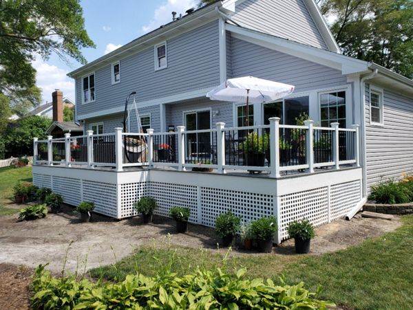 Deck in Palatine, IL features Transcend decking in Island Mist along with Select Railing and White fascia and skirting.