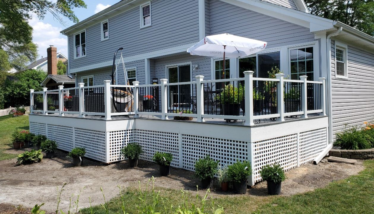 Deck in Palatine, IL features Transcend decking in Island Mist along with Select Railing and White fascia and skirting.