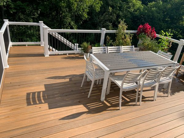 Trex Transcend Havana Gold Deck with White Washington Vinyl Railing with Black Aluminum Balusters