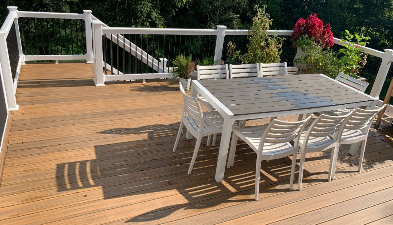 Trex Transcend Havana Gold Deck with White Washington Vinyl Railing with Black Aluminum Balusters