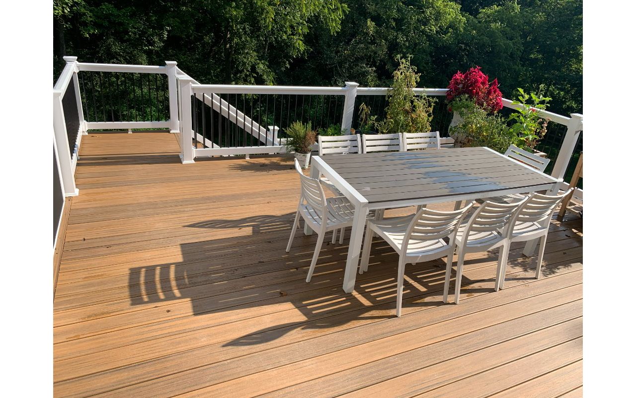 Trex Transcend Havana Gold Deck with White Washington Vinyl Railing with Black Aluminum Balusters
