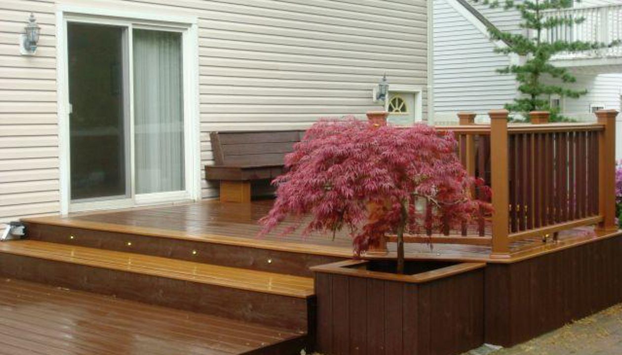 Trex Transcend Decking with Custom Planter