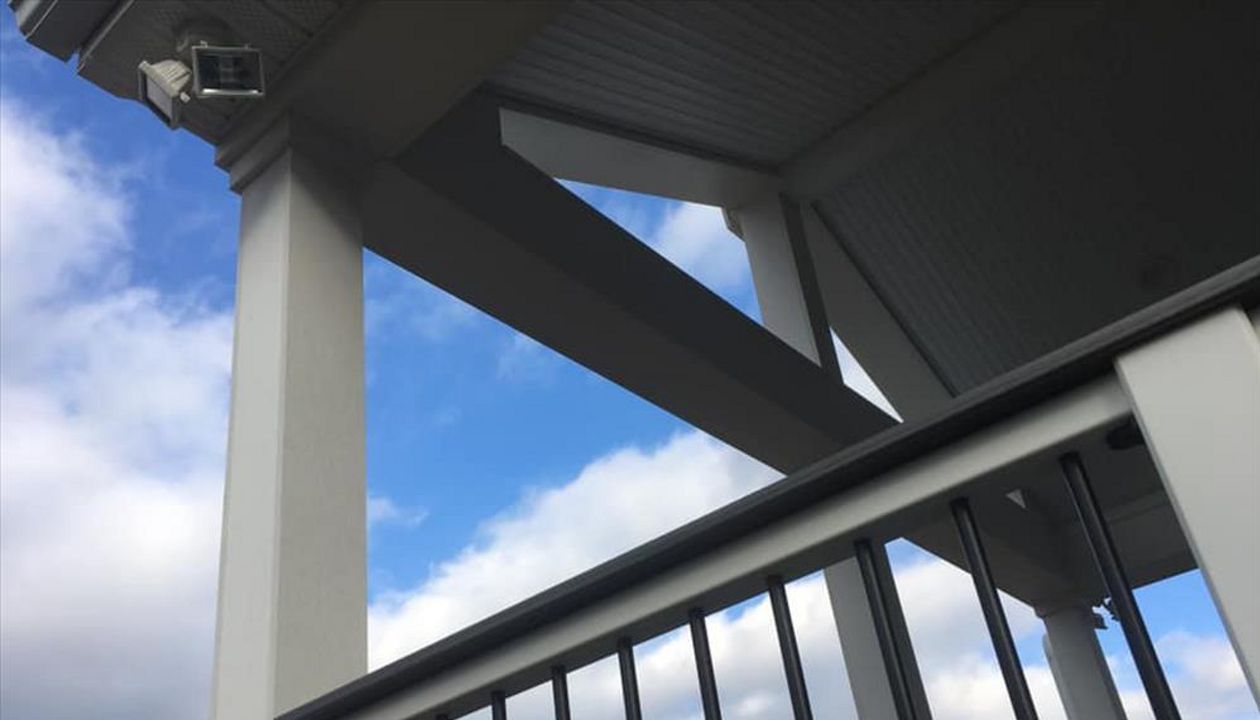 Trex Select with Cocktail Rail