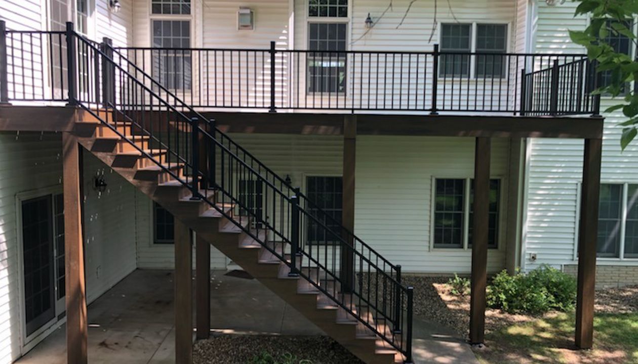 Trex Transcends Spiced Rum Decking & Black Signature Railings