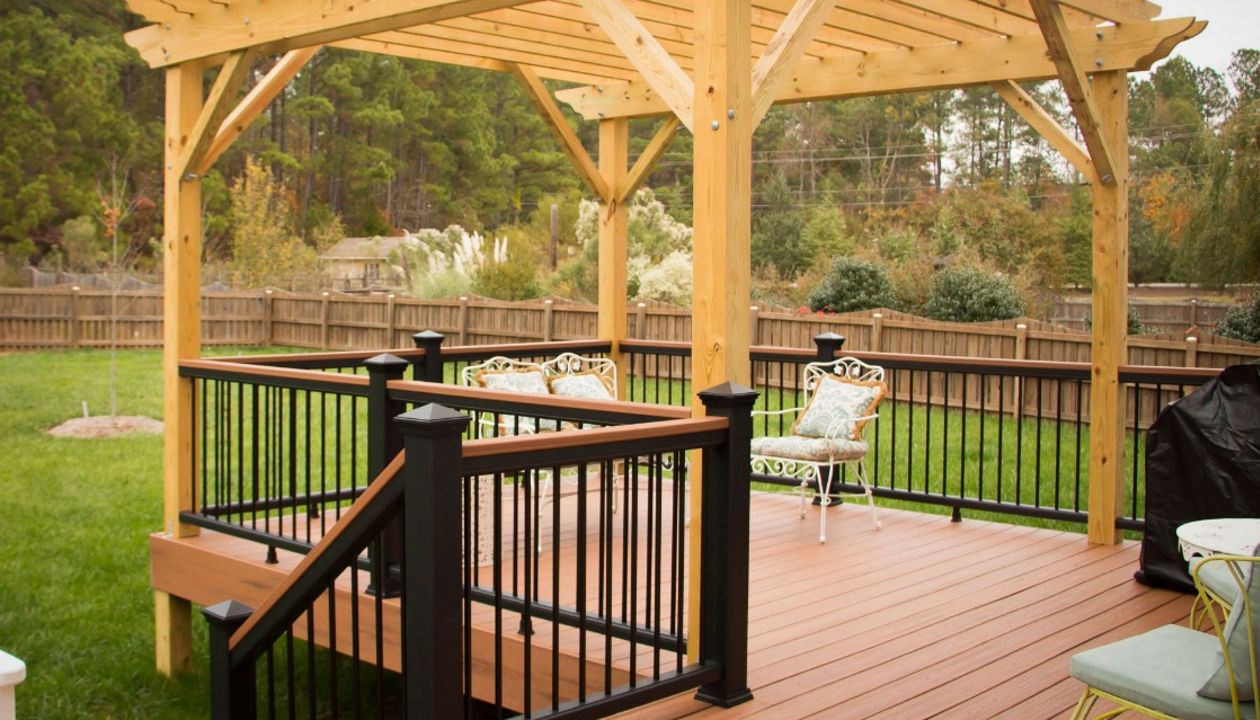 Trex Transcend Tiki Torch deck with Black Trex Transcend Railing.