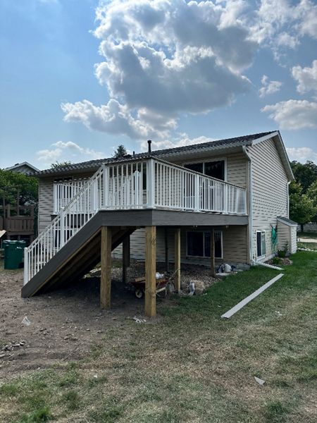 Trex Lineage composite decking, picture frame, white aluminum railing, Rochester and surrounding areas