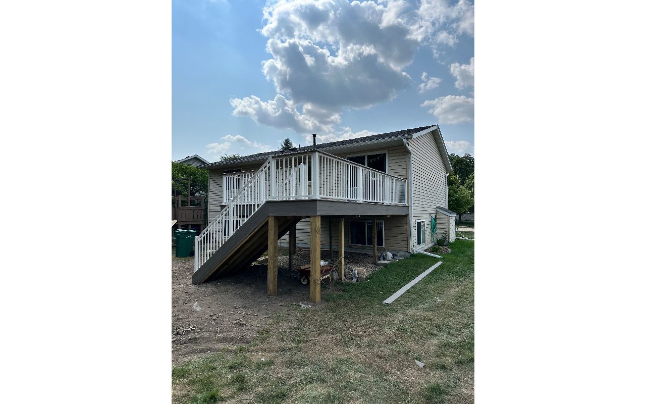 Trex Lineage composite decking, picture frame, white aluminum railing, Rochester and surrounding areas