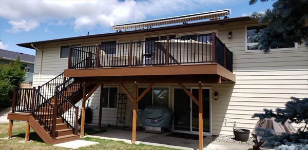 Trex Transcend Treehoouse fascia Trex Enhance Naturals Toasted sand decking, with Trex Signature aluminum rails in black with bronze posts.