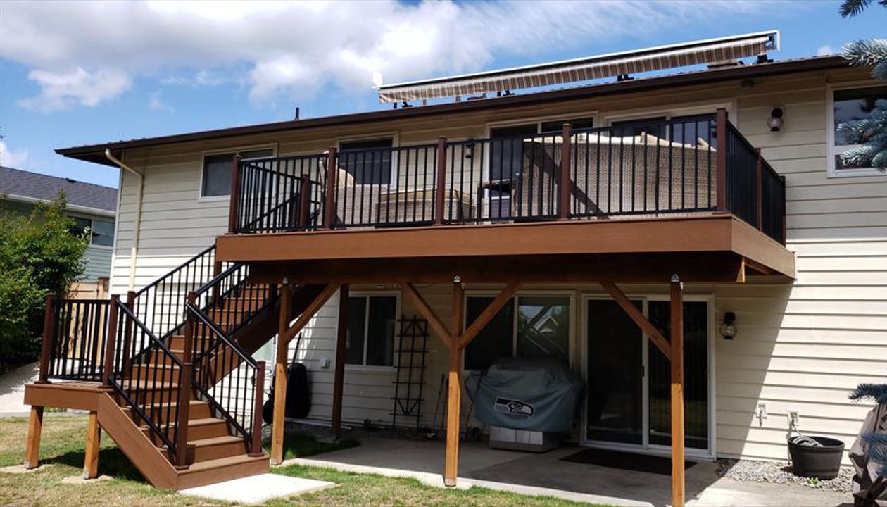 Trex Transcend Treehoouse fascia Trex Enhance Naturals Toasted sand decking, with Trex Signature aluminum rails in black with bronze posts.