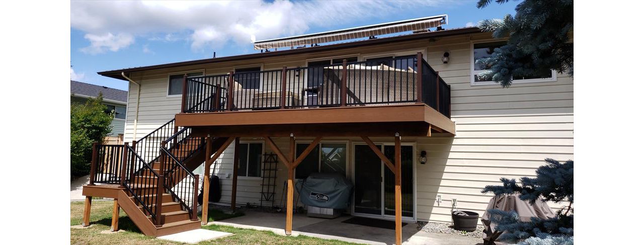 Trex Transcend Treehoouse fascia Trex Enhance Naturals Toasted sand decking, with Trex Signature aluminum rails in black with bronze posts.