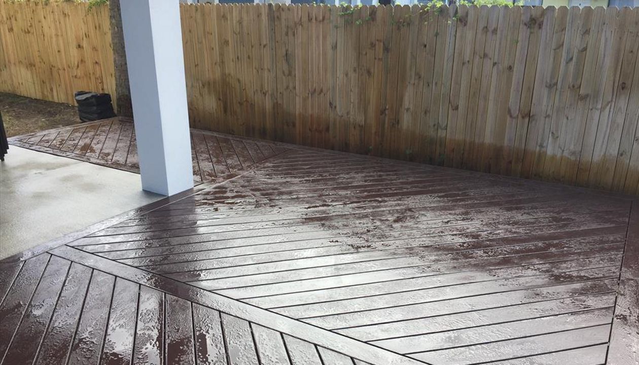 Seamlessly expand an existing patio area to gain much needed outdoor living space. This mono-tone pattern adds just the right amount of interest.