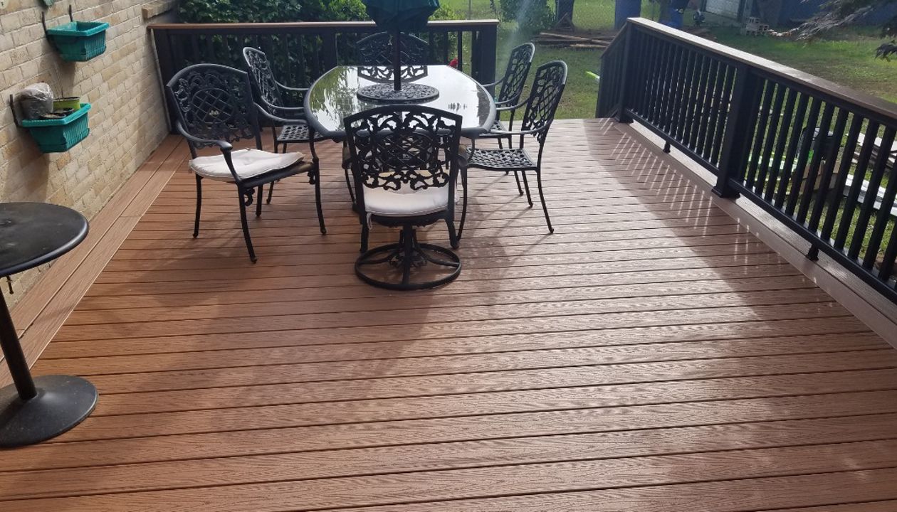 Westmoreland Deck: Tiki Torch decking, Charcoal black rails with Tiki Torch cocktail rail