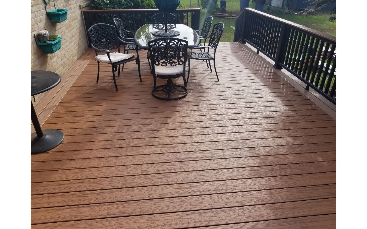 Westmoreland Deck: Tiki Torch decking, Charcoal black rails with Tiki Torch cocktail rail