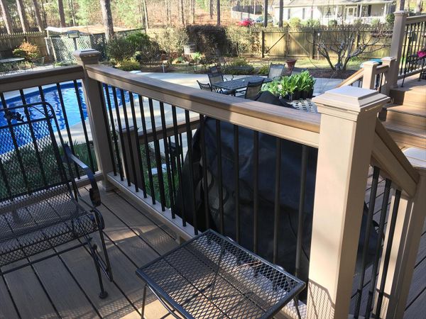 Trex Transcend Rope Swing railing is capped with a Havana Gold 2x4 to give it functionality and superb looks