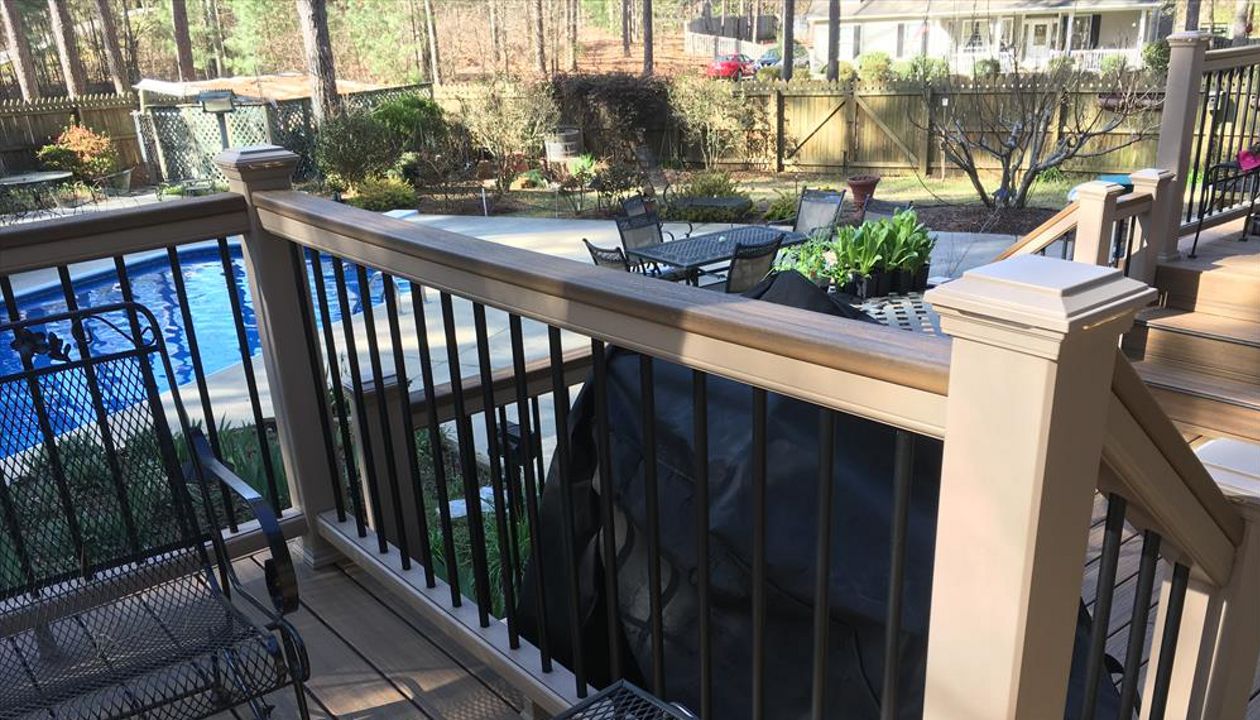 Trex Transcend Rope Swing railing is capped with a Havana Gold 2x4 to give it functionality and superb looks