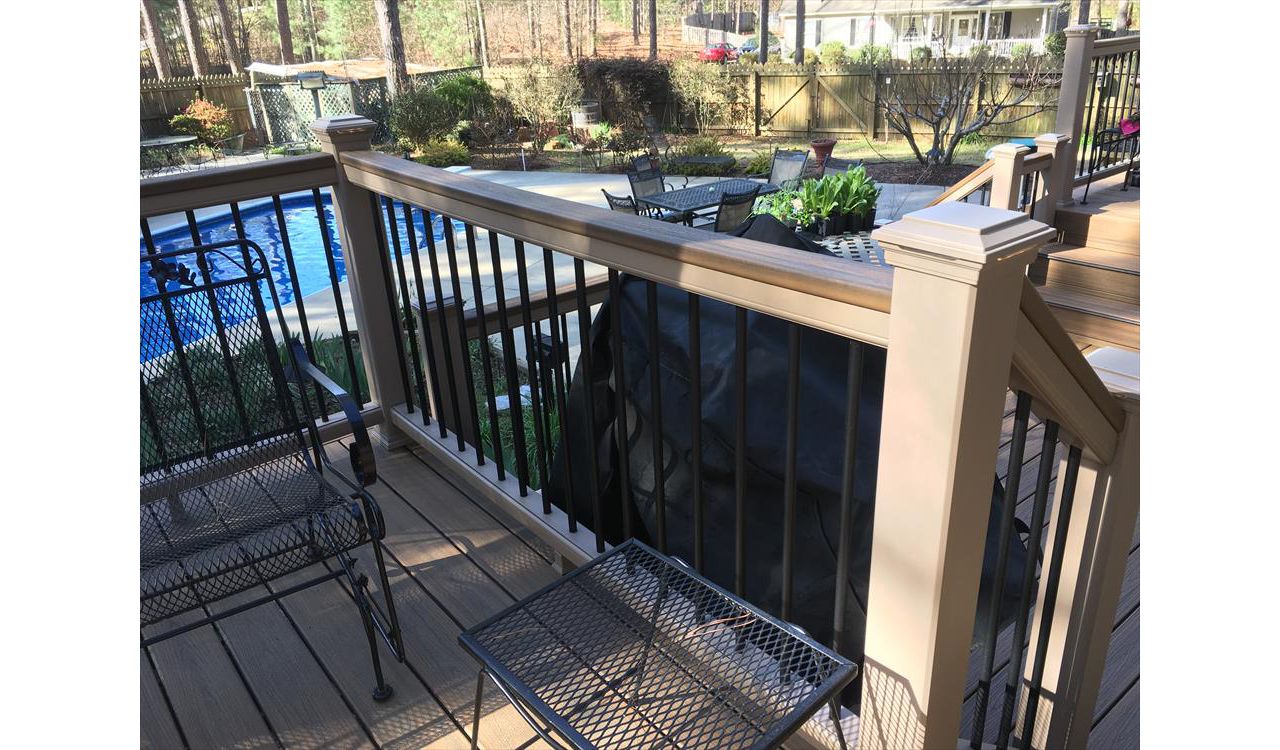 Trex Transcend Rope Swing railing is capped with a Havana Gold 2x4 to give it functionality and superb looks