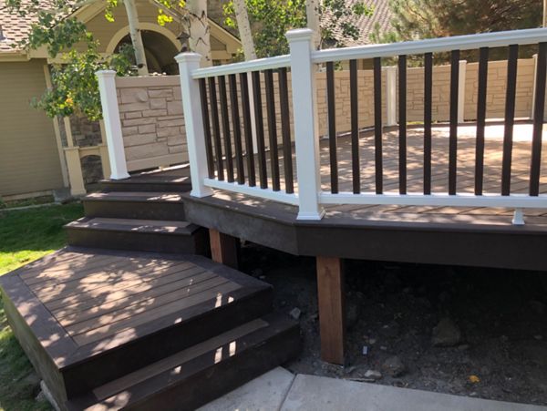 Broomfield, CO Trex Deck featuring Trex Transcend Railing in White with Vintage Lantern balusters and Havana Gold Decking with Vintage Lantern border.