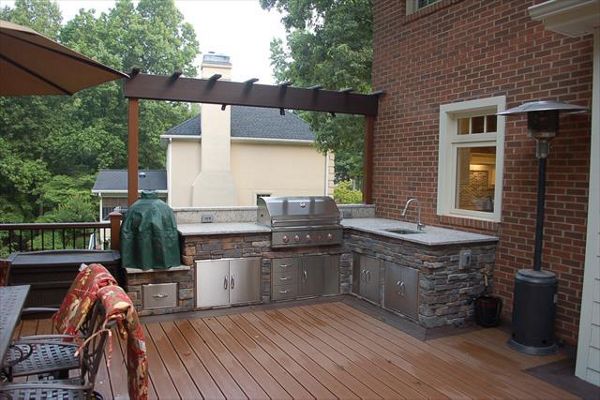Trex Transcend Treehouse deck with Vintage Lantern double picture frame & Trex Transcend Vintage Lantern handrails & Trex RainEscape drainage in Lewisville, NC.