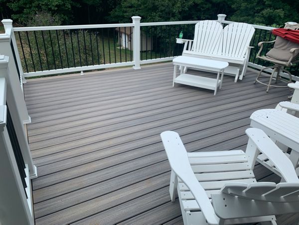 Trex Enhance Naturals Rocky Harbor Main decking, Trex Transcend Rope Swing Border, Trex Select Railing
