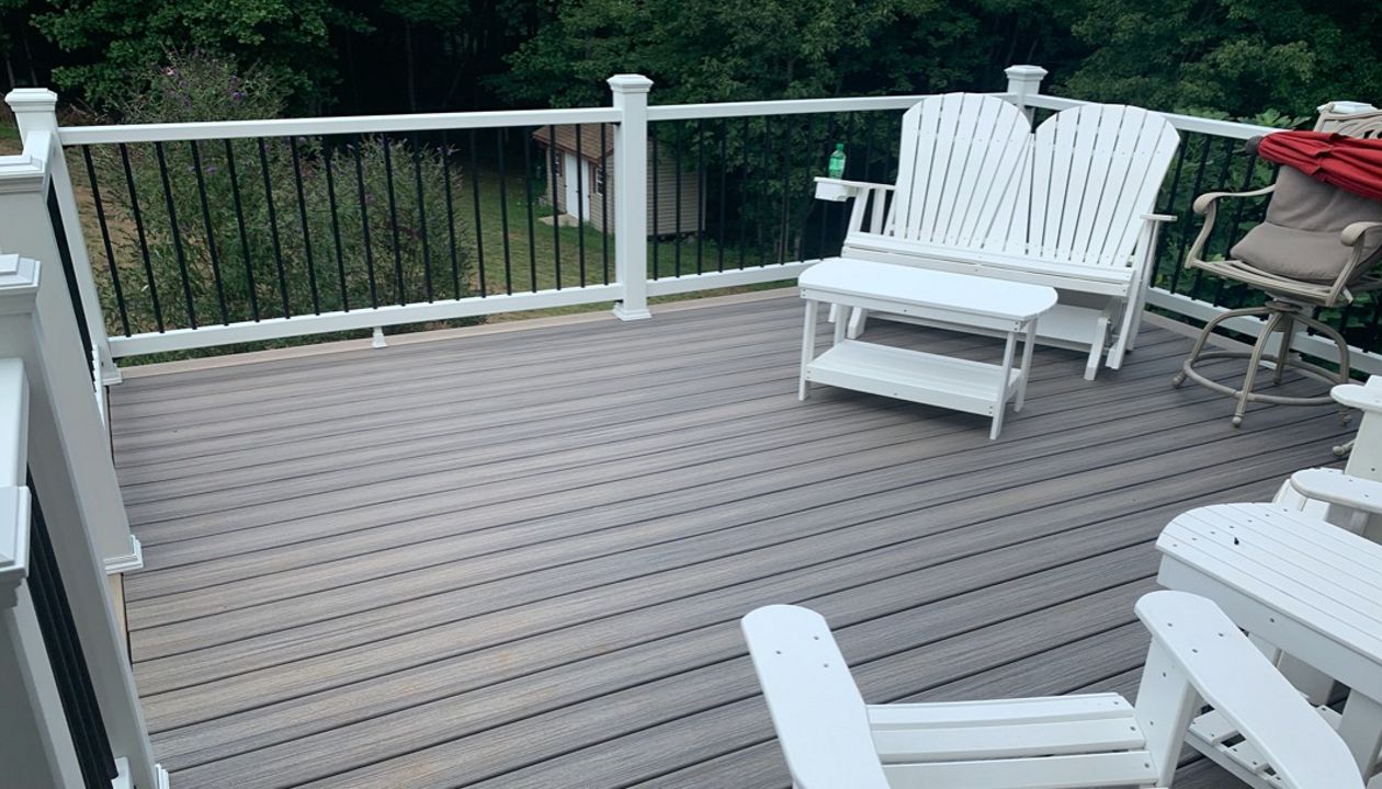 Trex Enhance Naturals Rocky Harbor Main decking, Trex Transcend Rope Swing Border, Trex Select Railing