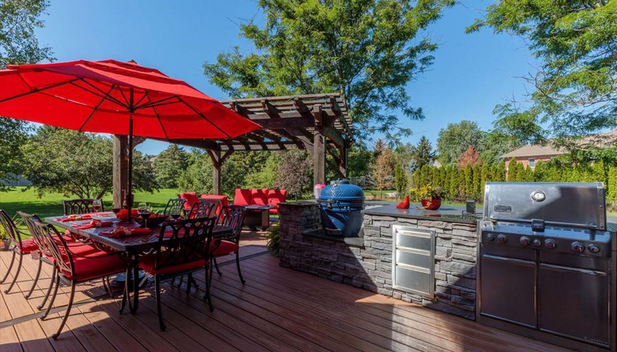 Brown composite decking using Transcend Tiki Torch with Vintage Lantern Trim and custome wood pergola - Orangeville, Caledon, Alliston, Bolton, Schomberg, Nobelton