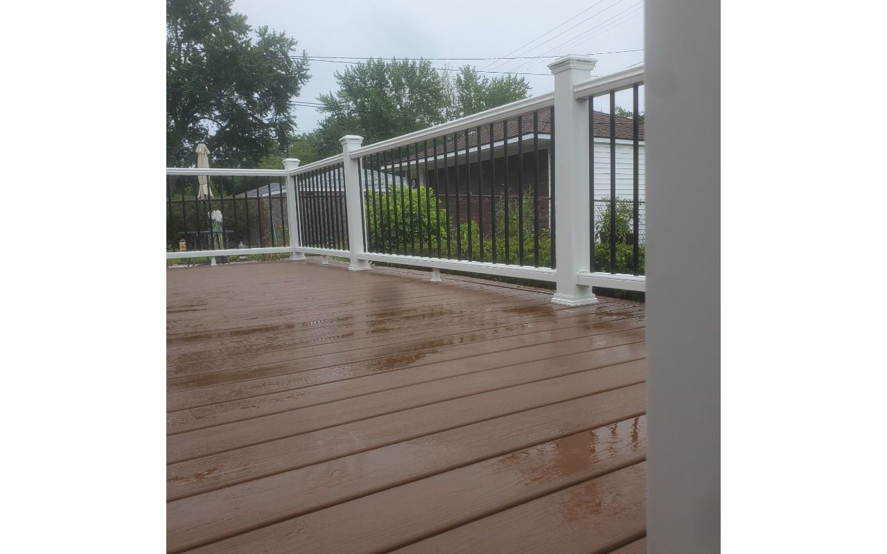 Trex Enhance Saddle deck with composite railing in St. Clair Shores, MI