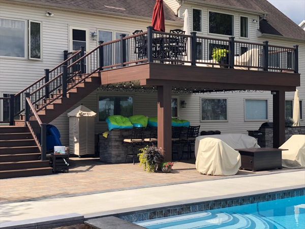Trex Transcend Spiced Rum and Lava Rock decking with Transcend railing in Charcoal Black and Tree House with black aluminum balusters in Kent, OH