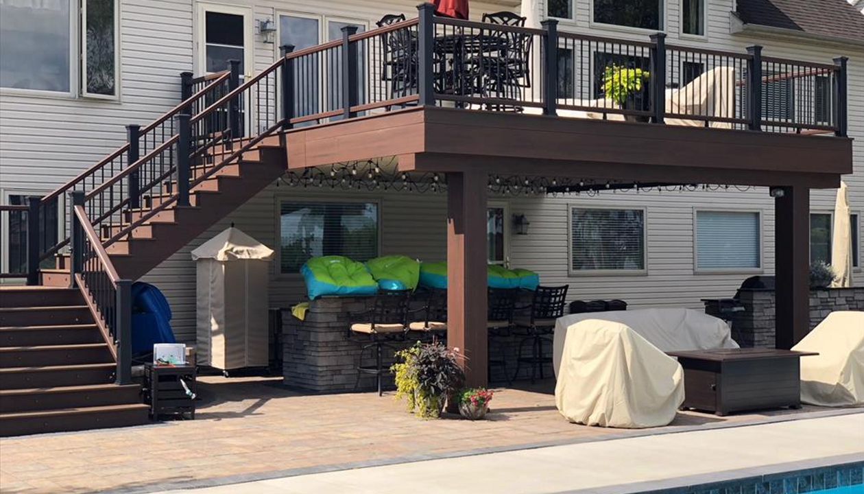 Trex Transcend Spiced Rum and Lava Rock decking with Transcend railing in Charcoal Black and Tree House with black aluminum balusters in Kent, OH