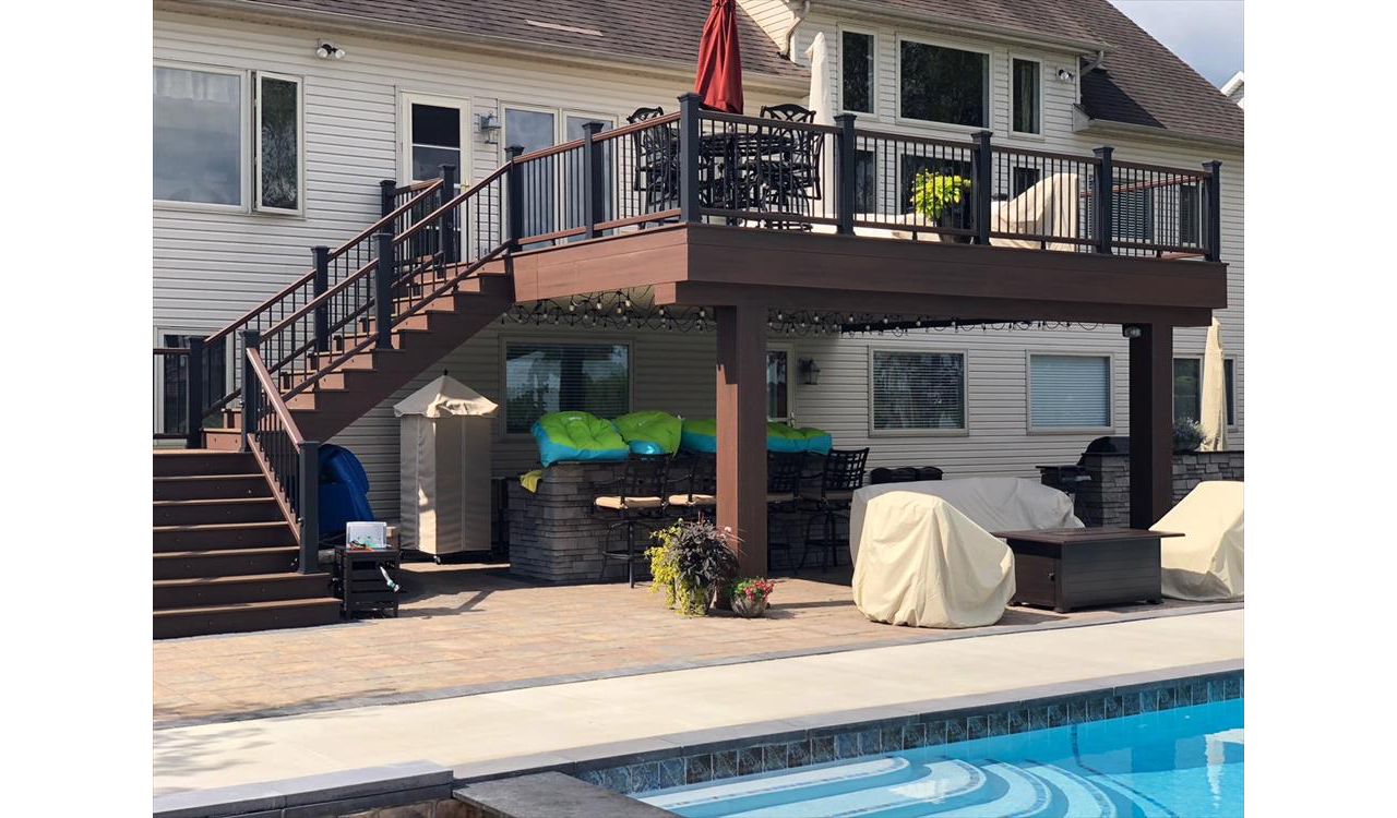 Trex Transcend Spiced Rum and Lava Rock decking with Transcend railing in Charcoal Black and Tree House with black aluminum balusters in Kent, OH