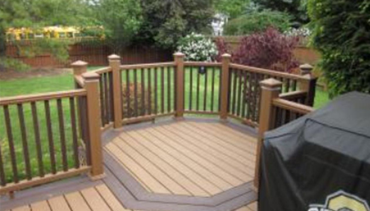 Trex Transcend Tree House and Vintage Lantern decking and railing