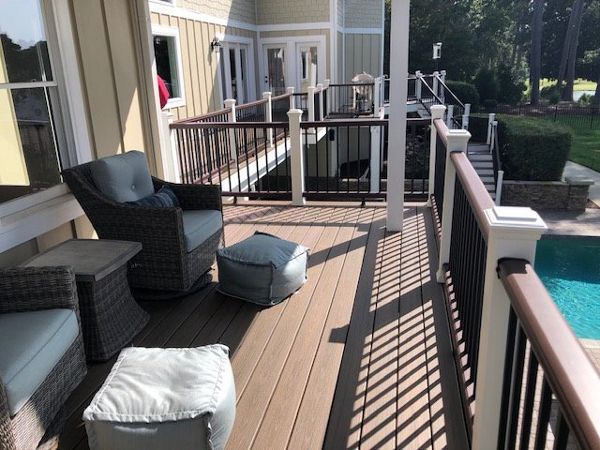 Trex Transcend Vintage Lantern railing with Classic White post sleeves is a contemporary look