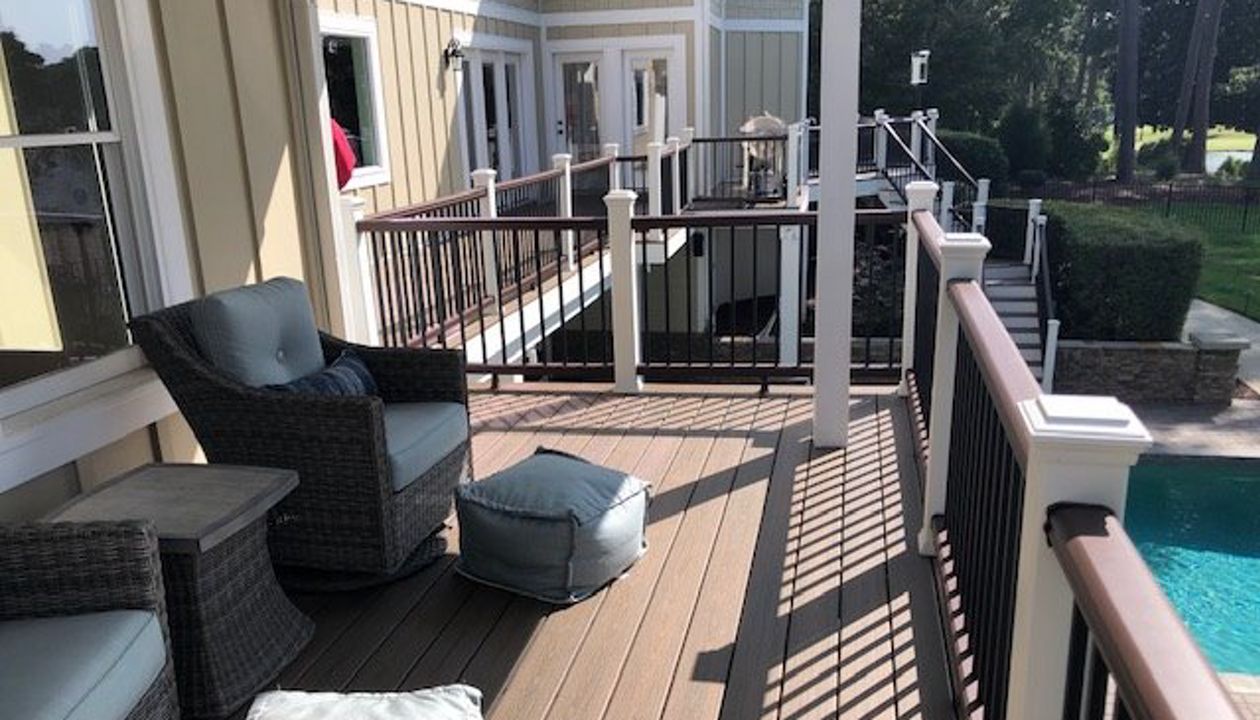 Trex Transcend Vintage Lantern railing with Classic White post sleeves is a contemporary look