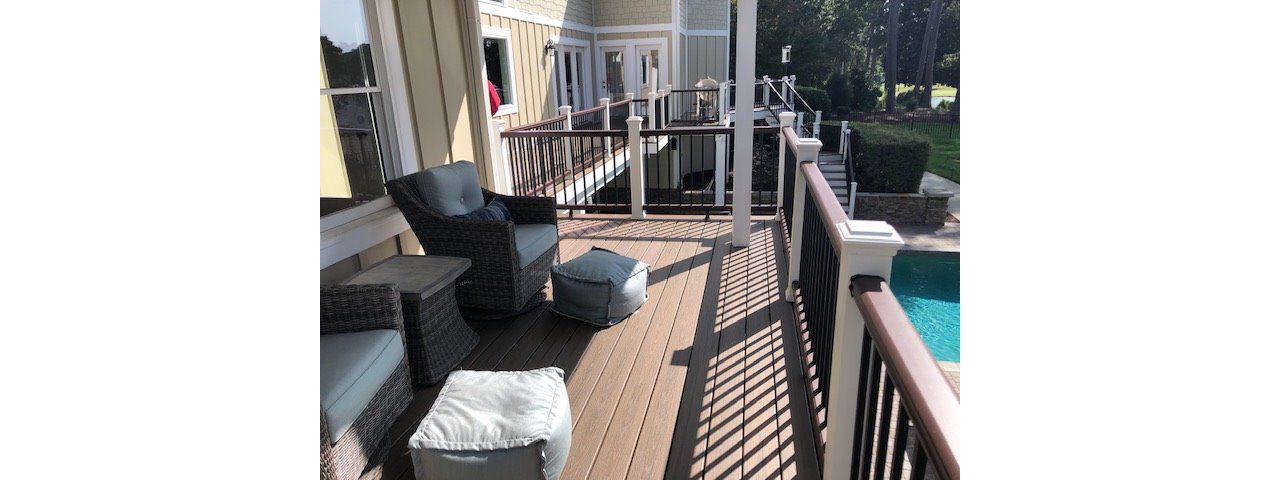 Trex Transcend Vintage Lantern railing with Classic White post sleeves is a contemporary look