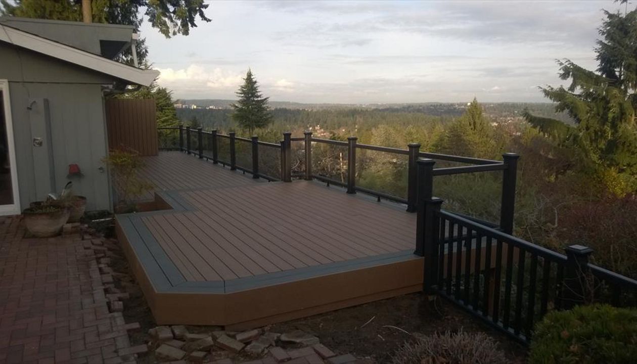 Trex Beach Dune w/ Clamshell boarder, Transcend glass panel railing, Mercer Island, WA