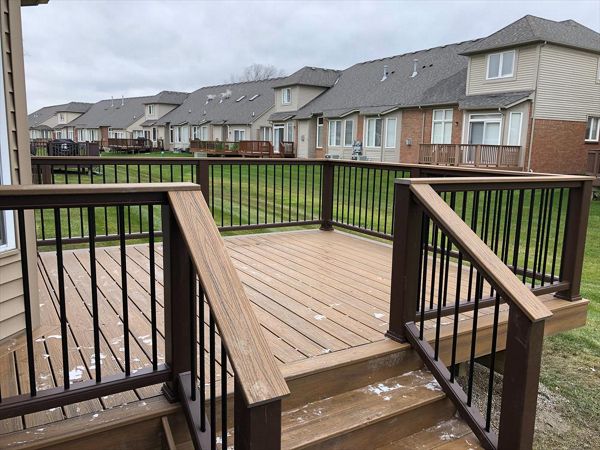 Havana Gold Decking, Transcend Cocktail Rail system in Vintage Lantern - Warren, MI